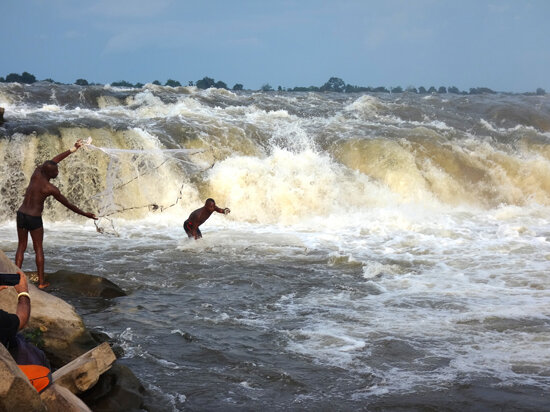 Pescadores wagenia en las cascadas.   Kisangani. RD Congo