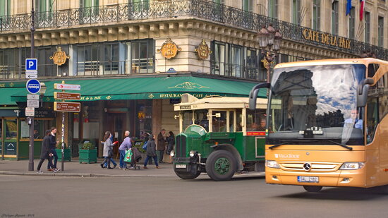 Choc des générations au café de la Paix