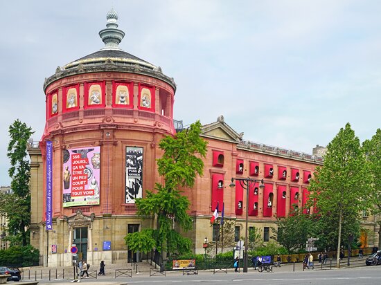 &quot;Les Gardiens du Temps&quot;, installation de JIANG Qiong Er sur la façade du musée Guimet (Par