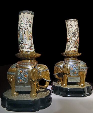 Vases en défenses d&#039;éléphants (musée Guimet, Paris)