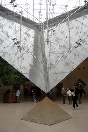 Paris - Musée du Louvre: La Pyramide Inversée du Louvre