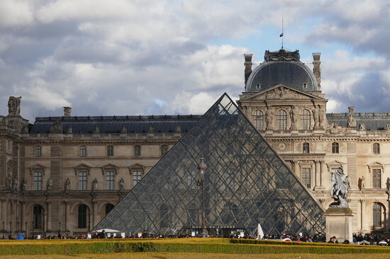 La pyramide, musée du Louvre, Paris Ier, Île-de-France, France.