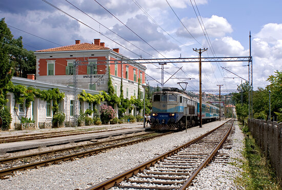 HŽ 1061 011 Opatija-Matulji állomáson