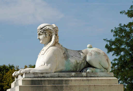 2010.09.05.116 PARIS - Parc de Bagatelle - Le jardin fleuri - La Folie (XVIII°) Sphinge de l&#039;en
