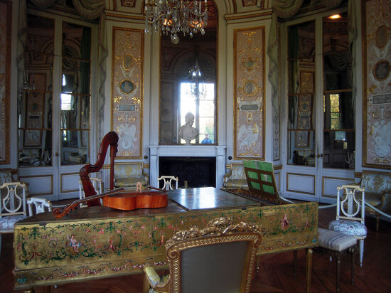 2010.09.05.123 PARIS - Parc de Bagatelle - Le jardin fleuri - La Folie (XVIII°) Salon de musique