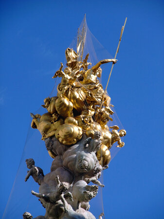 The top of the big ugly shiny statue