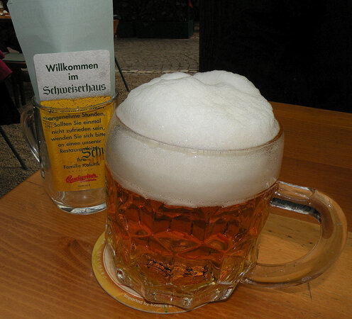 Das erste Krügerl in der neuen Schweizerhaus Saison