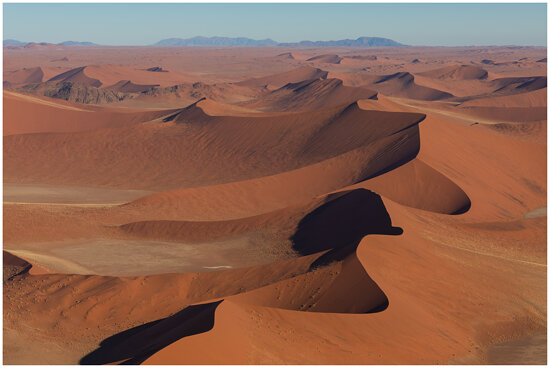 Sossusvlei in Namibië gefotografeerd vanuit een helicopter waar de deuren uitgehaald waren, best spa