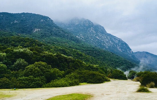 Mountains hemming in the battlefield at Thermopylae, Greece