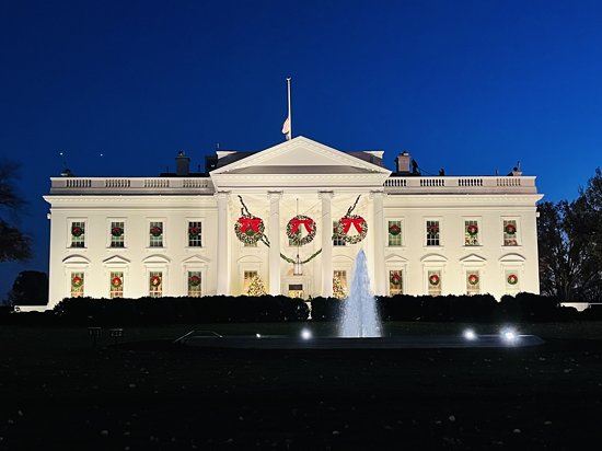 The White House looks like a Christmas card