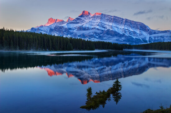 Sunrise over Two Jack Lake (Banff National Park)