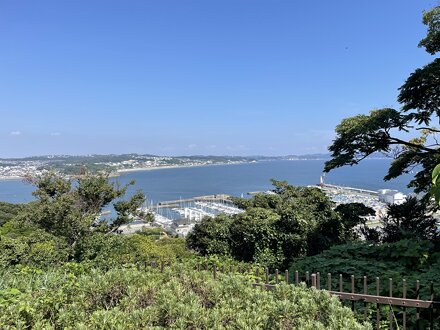 マイアミビーチ広場から江の島ヨットハーバーを望む