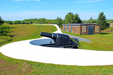 NS-08637 - Gun &amp; Building