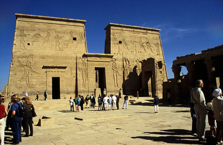 Ägypten 1999 (025) Assuan: Pylonen der Isistempel, Philae
